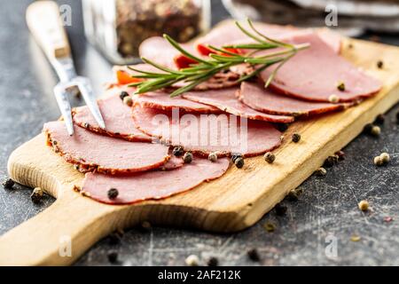 Roastbeef in Scheiben geschnitten. Lecker frisches Fleisch auf Schneidebrett. Stockfoto