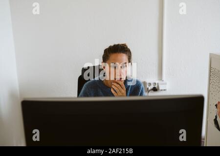 Frau im Büro arbeiten Stockfoto