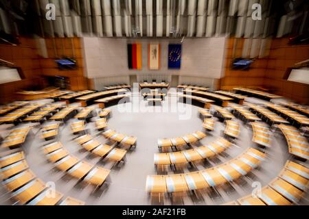 Berlin, Deutschland. 12 Dez, 2019. Die noch leeren Plenarsaal des Abgeordnetenhauses von Berlin vor der 51. Plenartagung. Auf der Tagesordnung stehen Beratungen über die Dual Haushalt 2020/2021. (Wisch-waschanlage Wirkung von Zoom Bewegung) Credit: Christoph Soeder/dpa/Alamy leben Nachrichten Stockfoto