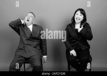 Reifen asiatische Geschäftsmann und Ausgereiften asiatischen Geschäftsfrau zusammen Stockfoto