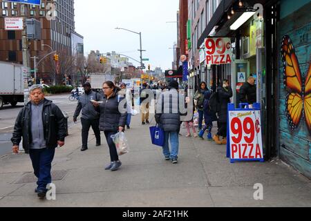 Menschen zu Fuß entlang der Delancey Street, Lower East Side, New York, NY (Dezember 2019) Stockfoto