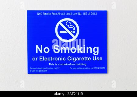 Ein Nichtraucher, keine Elektronische Zigarette Nutzung Zeichen auf einer weißen Wand innerhalb einer NYC Gebäude. Stockfoto