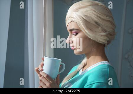 Porträt einer jungen Frau im Bild von Elsa aus der kalten Herzen Stockfoto