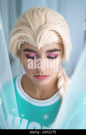 Porträt einer jungen Frau im Bild von Elsa aus der kalten Herzen Stockfoto