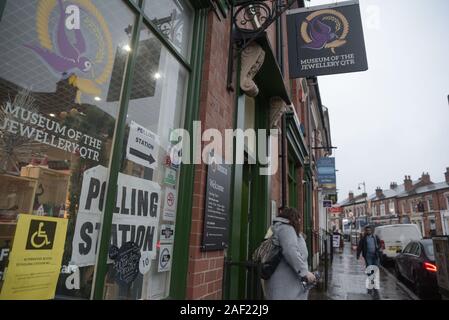 Birmingham, Großbritannien. Dezember 2019. Die Wähler betreten das Jewellery Quater Museum in Hockley, Birmingham, um ihre Stimme während der Parlamentswahlen 2019 abzugeben, als der Regen rückläufig war. Bild aufgenommen am 12.12.2019. Quelle: Stop Press Mediay/Alamy Live News Stockfoto