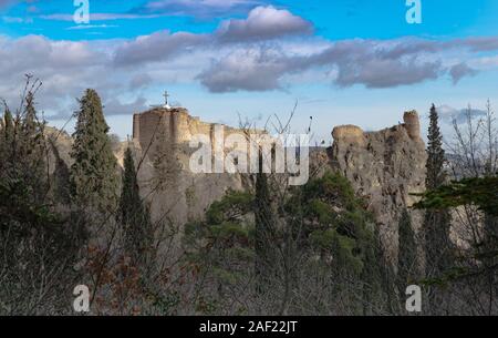 Die Ruinen der Festung Narikala vor dem Hintergrund einer blau-transparent Sky von der Seite des Botanischen Garten. Tbilissi. Georgien. Stockfoto