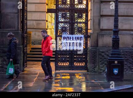 Preston, Lancashire. UK Wetter; 12. Dezember, 2019 am frühen Morgen Wähler erreichen die Harris Museum, Kunstgalerie, ihre Stimmen in der allgemeinen Wahl zu registrieren. Credit: MediaWorldImages/AlamyLiveNews Stockfoto