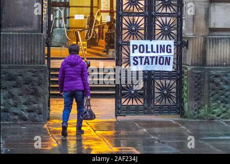 Wählerin in Preston, Lancashire. UK Weather; 12th December, 2019 am frühen Morgen treffen die Wähler in der Harris Museum Polling Station, Art Gallery, ein, um ihre Stimmen bei den Parlamentswahlen zu registrieren. Stockfoto