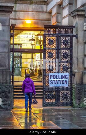 Preston, Lancashire. UK Wetter; 12. Dezember, 2019 am frühen Morgen Wähler erreichen die Harris Museum, Kunstgalerie, ihre Stimmen in der allgemeinen Wahl zu registrieren. Credit: MediaWorldImages/AlamyLiveNews Stockfoto