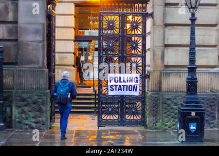 Preston, Lancashire. UK Wetter; 12. Dezember, 2019 am frühen Morgen Wähler erreichen die Harris Museum, Kunstgalerie, ihre Stimmen in der allgemeinen Wahl zu registrieren. Credit: MediaWorldImages/AlamyLiveNews Stockfoto