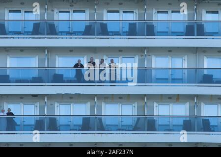 Adelaide, Australien. 12. Dezember 2019. Passagiere an Deck des er Luxusliner MS Queen Elizabeth betrieben von der Cunard Line, wenn Sie Port Adelaide nach einem Zwischenstopp Credit: Amer Ghazzal/Alamy leben Nachrichten Stockfoto