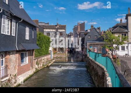 Pont-Audemer (Frankreich): Kanal in der Stadt Die Stadt liegt im Tal der Risle in der "Boucles de la Seine Normande' Regionaler Naturpark entfernt Stockfoto