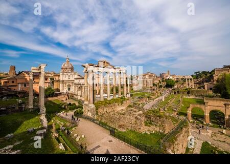 Blick auf das Forum Romanum, das Forum Romanum, die Ruinen von mehreren wichtigen alten Regierungsgebäude Stockfoto