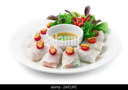 Reisnudeln Brötchen mit Gemüse Wraps Vegetarisch serviert Meeresfrüchte pikanter Sauce asiatische Küche vietnamesische und thailändische Stil dekorieren mit geschnitzten Chili eine Stockfoto