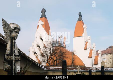 Miercurea Ciuc, Rumänien - Dezember 09, 2019: Römisch-katholische Kirche (von Imre Makovecz ausgelegt), Miercurea Ciuc, Csíkszereda, Szeklerburg, Rumänien, Europa Stockfoto