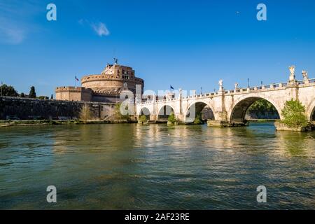 Das Schloss der Heiligen Engel, Castel Sant'Angelo und der Brücke Ponte Sant'Angelo, über den Fluss Tiber gesehen Stockfoto