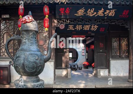 Der traditionellen chinesischen Architektur in Huishan antiken Stadt. Außen mit riesigen Bronze TEEKANNE am Eingang der Teehaus Stockfoto