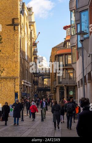 Shad Thames unter Tower Bridge, London, UK, in Richtung Butler's Wharf. Bermondsey. Umgebauten historischen Thames Lagerbereich. Lager- Entwicklung Stockfoto