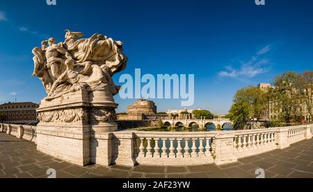 Blick auf die Brücke Ponte Sant'Angelo, das Schloss der Heiligen Engel, Castel Sant'Angelo über den Fluss Tiber gesehen Stockfoto