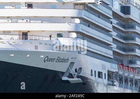 Adelaide, Australien. 12. Dezember 2019. Der Luxusliner MS Queen Elizabeth von der Cunard Line betrieben angedockt in Port Adelaide bei der Credit: Amer Ghazzal/Alamy leben Nachrichten Stockfoto