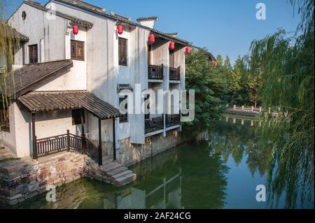 Traditionelle chinesische Gebäude an einem malerischen Kanal in Wuxi, Provinz Jiangsu, China. Stockfoto