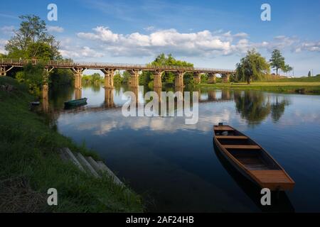 Holzbrücke über den Fluss Korana in der Stadt Karlovac, Kroatien Stockfoto