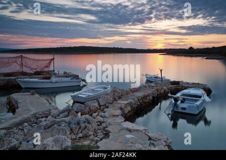 Fischerhafen 'Prtljug' auf der Insel Ugljan im Sonnenuntergang, Dalmatien, Kroatien Stockfoto