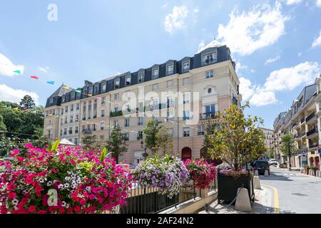 Le Plessis-Robinson (Paris): Immobilien in der "Grand Place" Square, im Bezirk von Coeur de Ville. Stockfoto