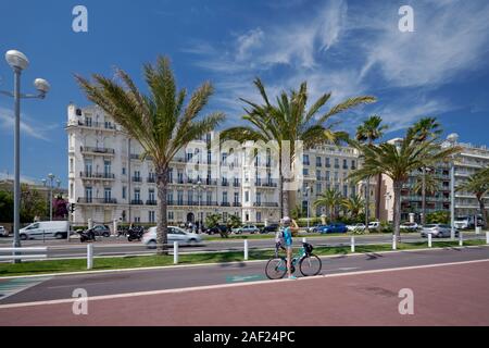 Nizza (Frankreich): Gebäude entlang der Uferpromenade und Gebäudefassaden entlang der "Promenade des Anglais" (zu Fuß von der Englisch"). Luxus apa Stockfoto