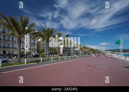 Nizza (Frankreich): Gebäude entlang der Uferpromenade und Gebäudefassaden entlang der "Promenade des Anglais" (zu Fuß von der Englisch"). Luxus apa Stockfoto