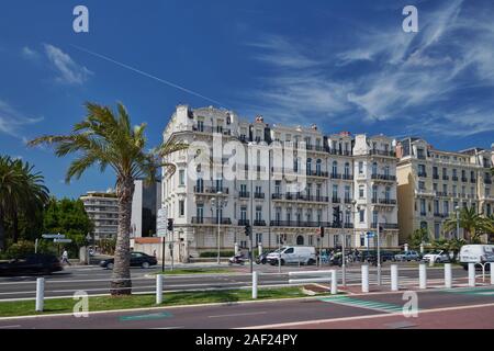 Nizza (Frankreich): Gebäude entlang der Uferpromenade und Gebäudefassaden entlang der "Promenade des Anglais" (zu Fuß von der Englisch"). Luxus apa Stockfoto