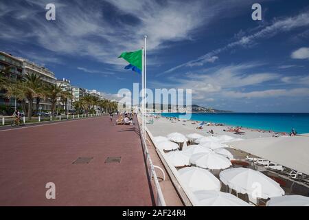 Nizza (Frankreich): Gebäude entlang der Uferpromenade und Gebäudefassaden entlang der "Promenade des Anglais" (zu Fuß von der Englisch"). Stockfoto