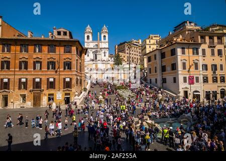 Luftaufnahme von der Spanischen Treppe, Scalinata di Trinità dei Monti und der Brunnen der Boot, Fontana della Barcaccia, von Hunderten von Menschen besucht. Stockfoto