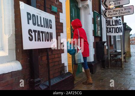 Fordingbridge, Hampshire, England, Vereinigtes Königreich, 12. Dezember 2019. Es ist Zeit, Ihre Farbe zu wählen. Die Abstimmung über die britischen Parlamentswahlen 2019 im Wahlkreis New Forest West ist im Gange. Ein Regenmantel und ein Regenschirm sind erforderlich, da heftiger Regen die Wähler am frühen Morgen am Wahlschalter des Rathauses begrüßt. Der Sitz wird von den Konservativen mit großer Mehrheit gehalten. Stockfoto