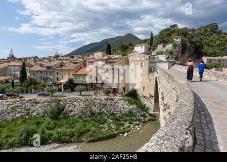 Nyons (Frankreich): Überblick über die Stadt im Regionalen Naturpark "Parc naturel Regional des Baronnies provencales", in der Drome provenc Stockfoto