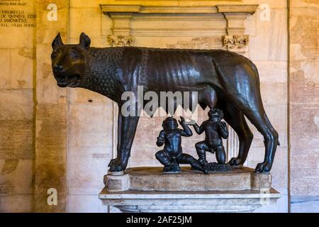 Romulus und Remus, Zwillingsbrüder, die Muttermilch von einem Wolf in die Statue der Kapitolinischen Wolf, La Lupa Capitolina Stockfoto