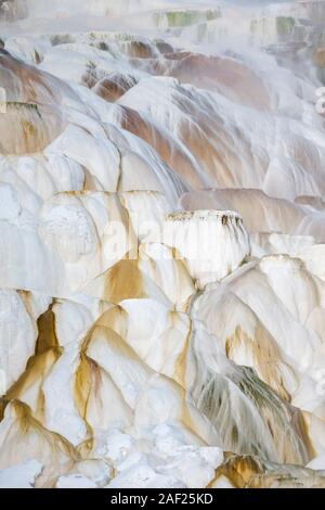 Mammoth Hot Springs im Winter, berühmten bunten Travertin Terrassen, UNESCO-Welterbe, Yellowstone Natinal Park, Wyoming, USA. Stockfoto