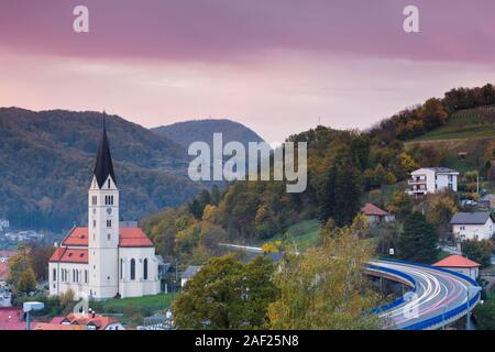 Stadt Krapina im Herbst Sonnenuntergang, Zagorje, Kroatien Stockfoto