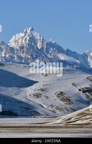 Blick auf Schnee bedeckt Berge, Grand Teton Range über National Elk Refuge im Winter, schöne Wintertag, Wyoming, USA. Stockfoto