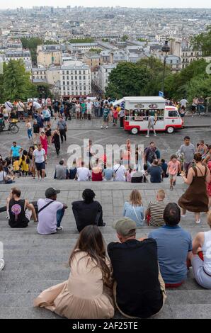 Paris (Frankreich): Dachterrasse mit Blick auf die Stadt von Montmartre und dem Platz vor der Basilika des Heiligen Herzen von Paris (allgemein bekannt Stockfoto