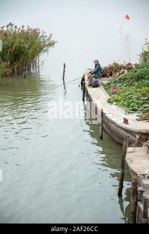 Wuxi, China - Oktober 2019: Angeln am See Tai in der Provinz Jiangsu. Stockfoto