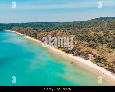 Lange verlassenen Strand mit weißem Sand und klares Wasser. Antenne Draufsicht von oben. Insel Koh Rong Samloem, Sihanoukville, Kambodscha. kleine Insel, die ein Stockfoto