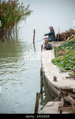 Wuxi, China - Oktober 2019: Angeln am See Tai in der Provinz Jiangsu. Stockfoto