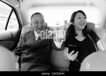 Reifen asiatische Geschäftsmann und reife asiatische Frau in der Stadt zusammen Stockfoto