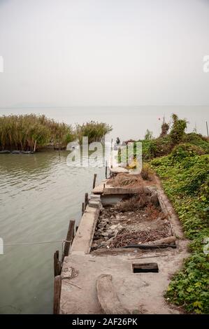 Wuxi, China - Oktober 2019: Angeln am See Tai in der Provinz Jiangsu. Stockfoto