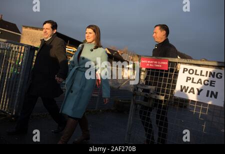 Glasgow, UK, 12. Dezember 2019. Jo Swinson, der Führer der Liberalen Partei, begleitet von ihrem Ehemann Duncan Hames, Blätter Castlehill Primary School in Glasgow, nachdem ihre Stimmabgabe bei der Bundestagswahl 2019. Quelle: Jeremy Sutton-Hibbert / alamy Leben Nachrichten. Stockfoto