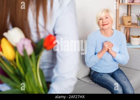 Die Tochter gratuliert der älteren Mutter zum Muttertag Stockfoto