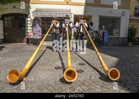 Alphorn Bläser in der Altstadt von Füssen im Allgäu, Bayern, Deutschland | Alphornbläser in der Altstadt, Füssen, Allgäu, Bayern, Deutschland | Verwendung weltweit Stockfoto