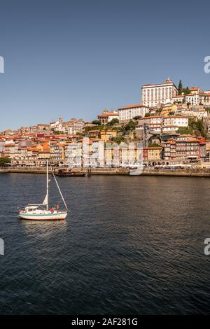 Blick von Vila Nova de Gaia Stadt über den Douro auf den Stadtteil Ribeira in Porto auf der Iberischen Halbinsel, die zweitgrößte Stadt in Portugal Stockfoto