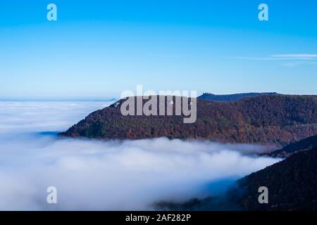 Deutschland, mystische Luftbild oben breiter See von Wolken im Tal der Schwäbischen Alb Natur Landschaft an einem sonnigen Tag mit blauem Himmel in der Nähe von Stuttgart mit Aussicht